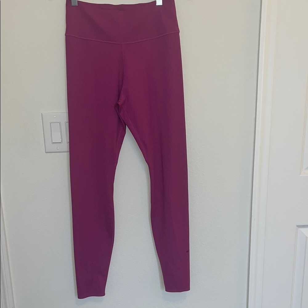Nike Women’s Magenta Leggings size medium